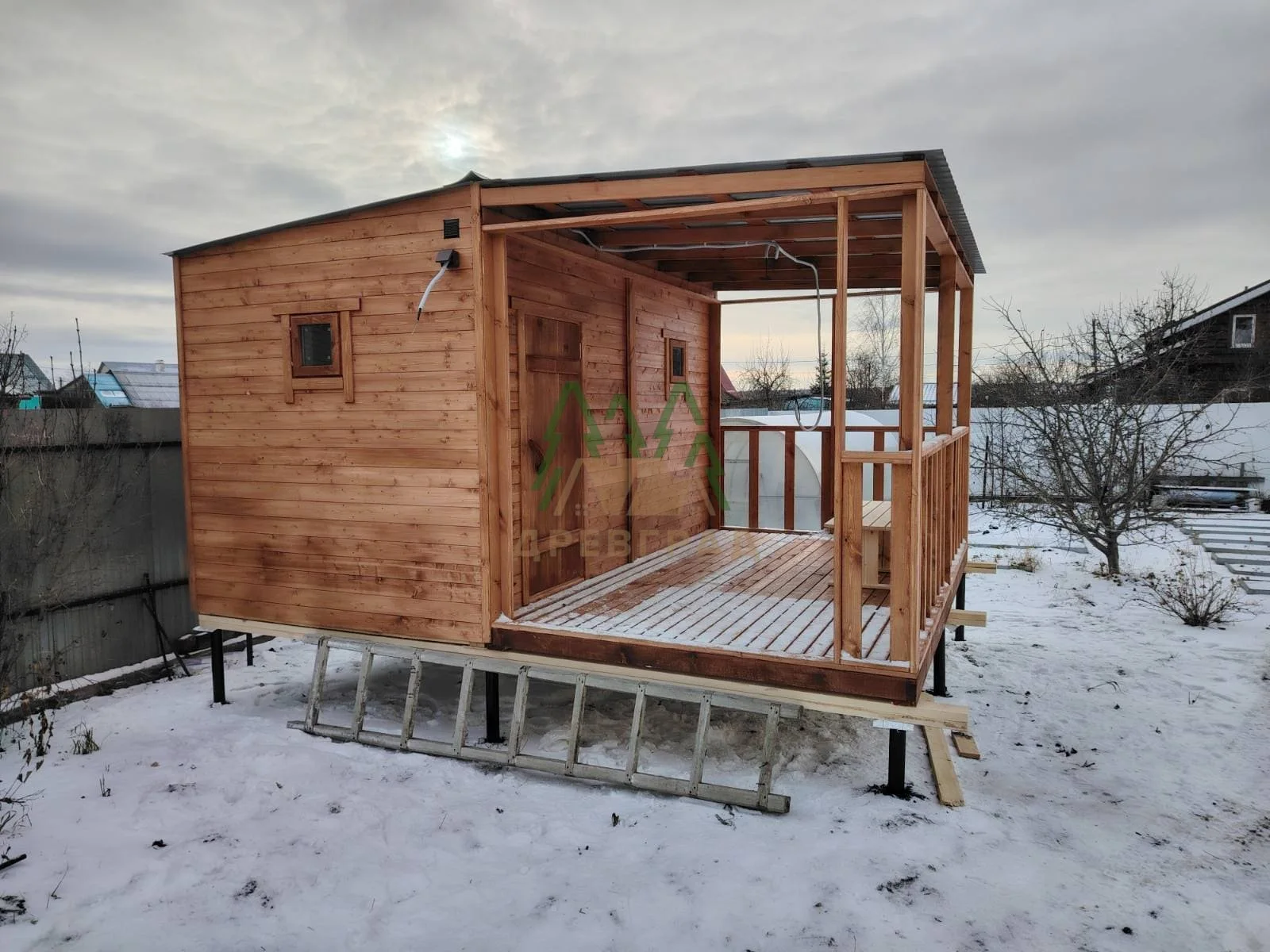 Баня 2,3 × 4 с террасой — фото 1