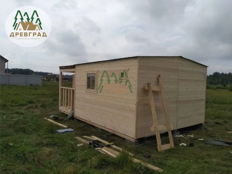Летний домик 4 × 4 с верандой 2 × 4