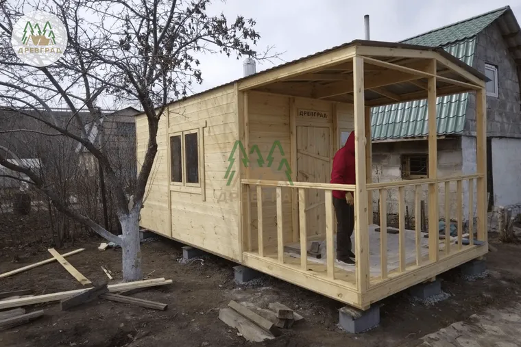 Дачный домик 3 × 4 с террасой 3 × 2
