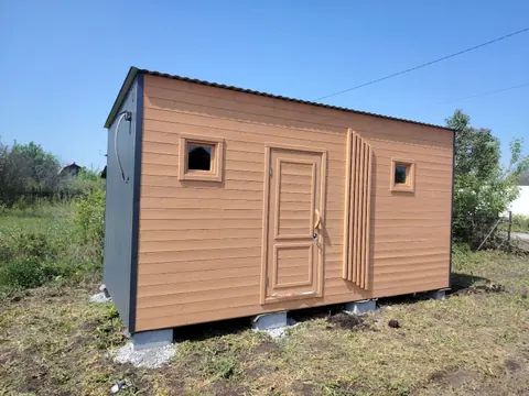 Компактная баня с деревянной дверью