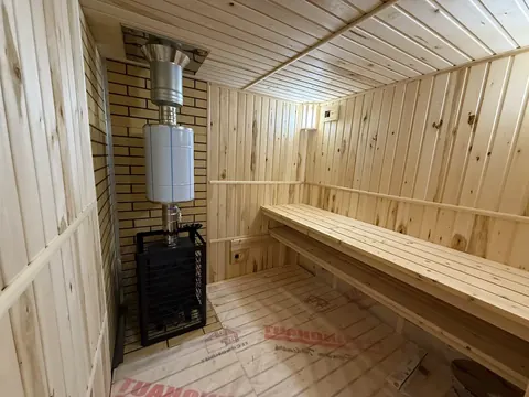 Светлая парная с печью и деревянными полками