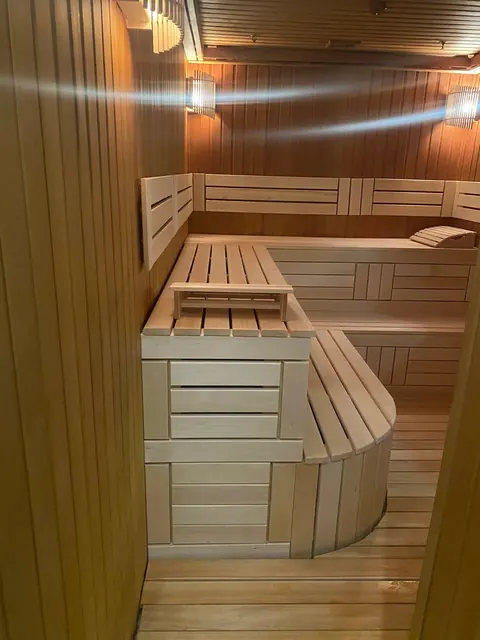 Многоуровневые полки с закруглённым краем