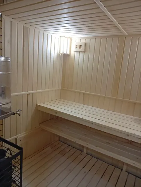 Светлая парная с двухуровневыми полками