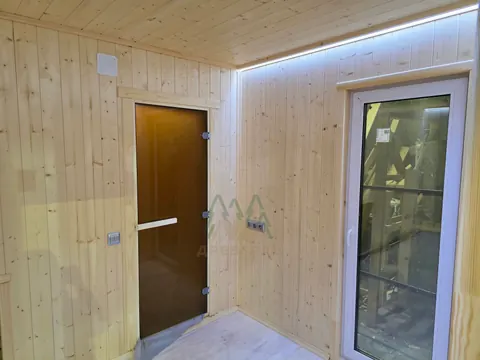 Комната отдыха со стеклянной дверью и подсветкой