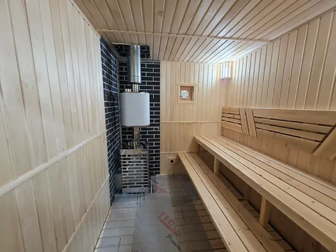 Парная с длинными полками и печью