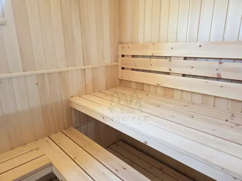 Деревянные полки со спинкой