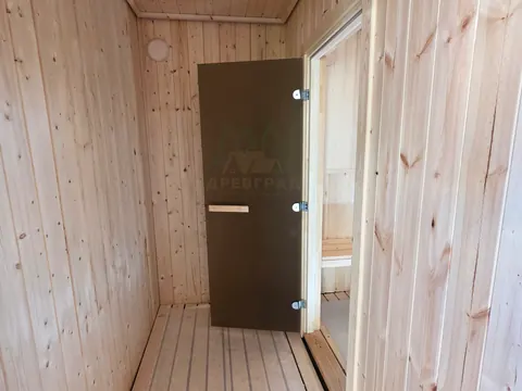 Открытая стеклянная дверь в парную
