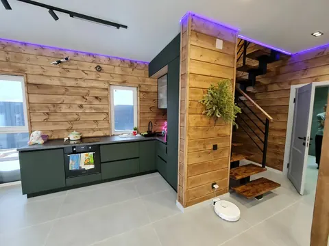 Кухня с деревянной отделкой и лестницей